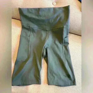 The North Face Women’s Bike Shorts 7” inseam size Small green